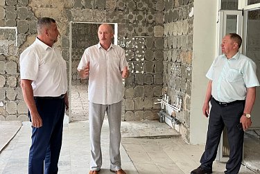 Юрий Цымбалюк проверил ход капремонта Ташлинской районной больницы